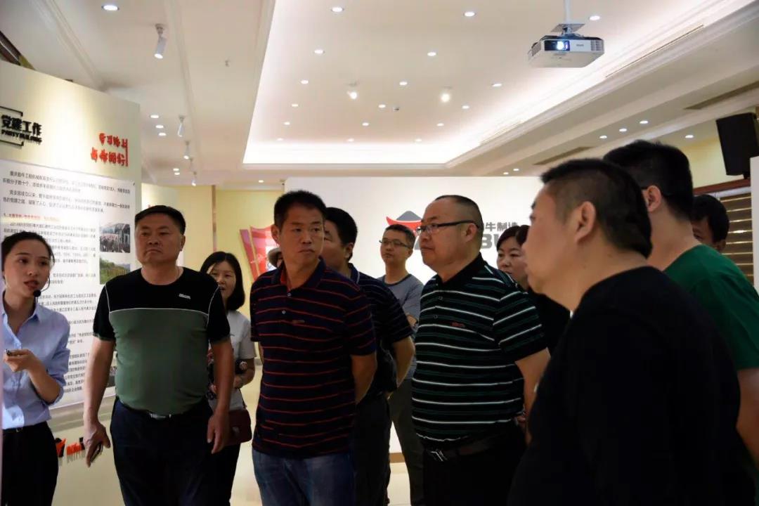 熱烈歡迎南京輪挖協(xié)會考察團(tuán)走進(jìn)勤牛參觀交流