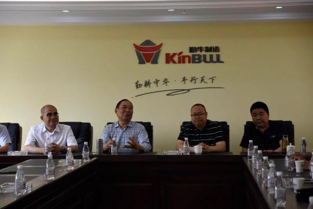 熱烈歡迎南京輪挖協(xié)會考察團(tuán)走進(jìn)勤牛參觀交流