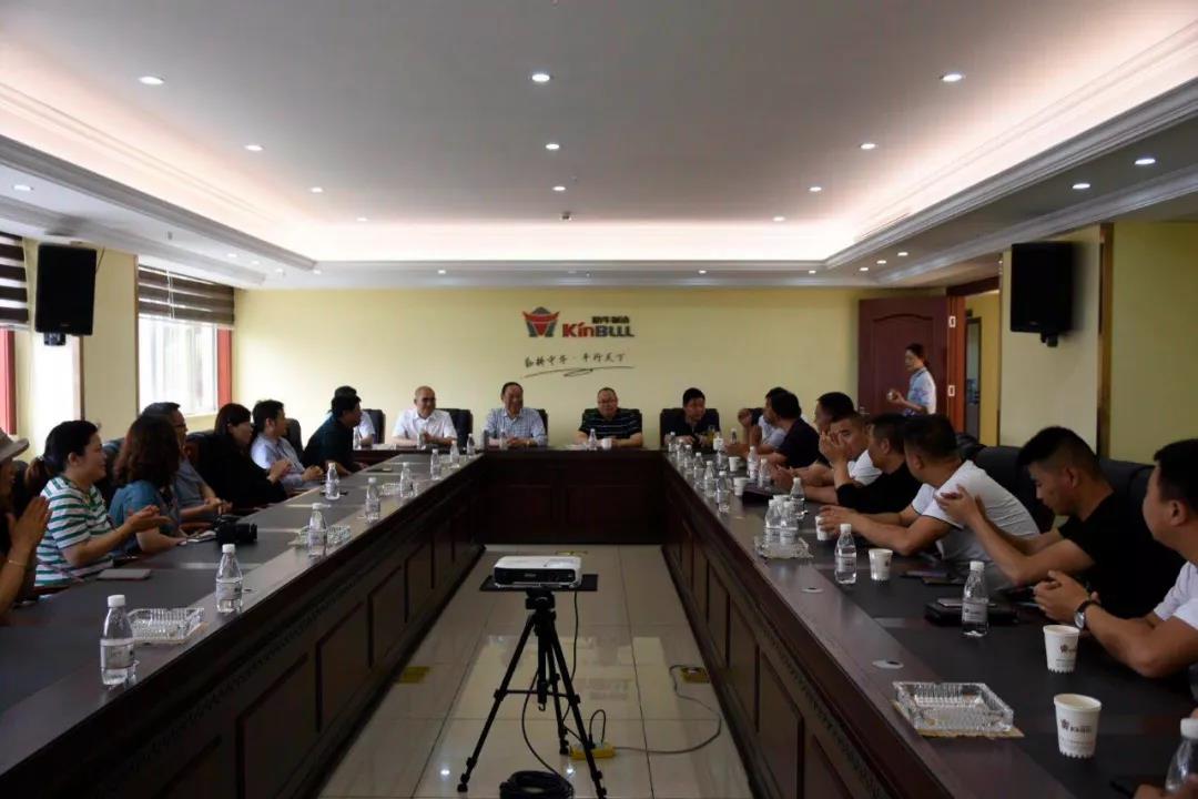 熱烈歡迎南京輪挖協(xié)會考察團(tuán)走進(jìn)勤牛參觀交流