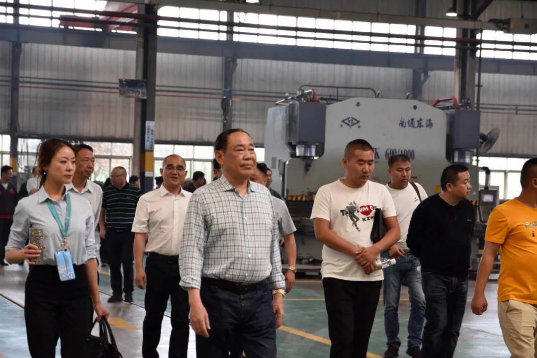 熱烈歡迎南京輪挖協(xié)會考察團(tuán)走進(jìn)勤牛參觀交流