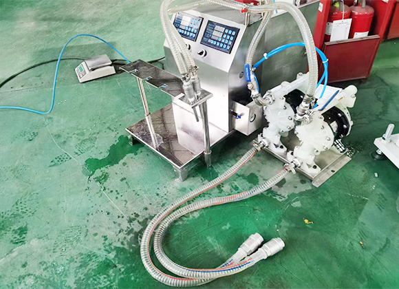 高粘度瓶、袋一體液體洗滌劑灌裝機-01